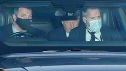Boris Johnson (ohne Maske) nach einer Parlamentssitzung (Bild: AP Photo/Frank Augstein)