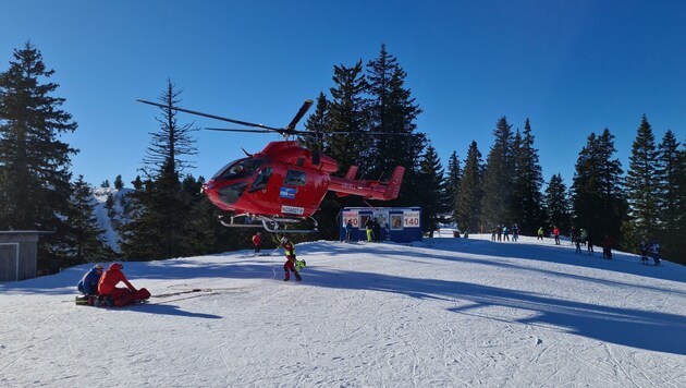 Die Tourenskigeherin wurde vom Helikopter aus geborgen – hier bei einer Zwischenlandung (Bild: Bergrettung Grünau)