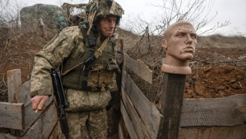 Ein ukrainischer Soldat in einem Schützengraben an der Grenze zu Russland (Bild: Copyright 2022 The Associated Press. All rights reserved.)