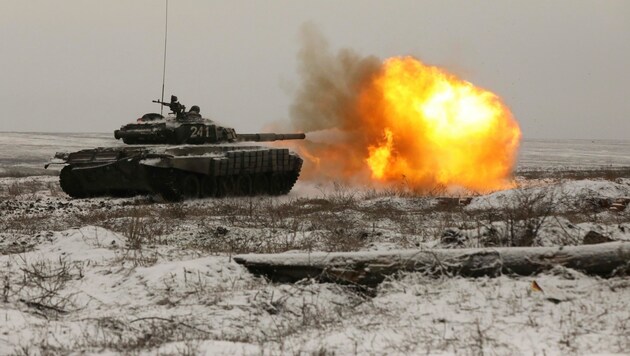Ein russischer Panzer während einer Militärübung am 12. Jänner in der Nähe der südrussischen Stadt Rostow am Don (Bild: AP)