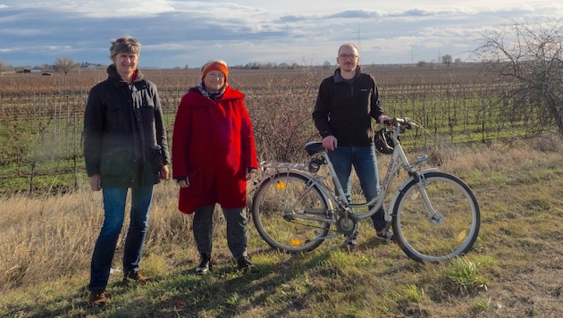 Christa Wendelin, Andrea Kiss und Alexander Hubmann-Haidvogel wollen, dass das Gebiet bei Gols unverbaut bleibt. (Bild: Grüne Bgld.)