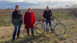 Christa Wendelin, Andrea Kiss und Alexander Hubmann-Haidvogel wollen, dass das Gebiet bei Gols unverbaut bleibt. (Bild: Grüne Bgld.)