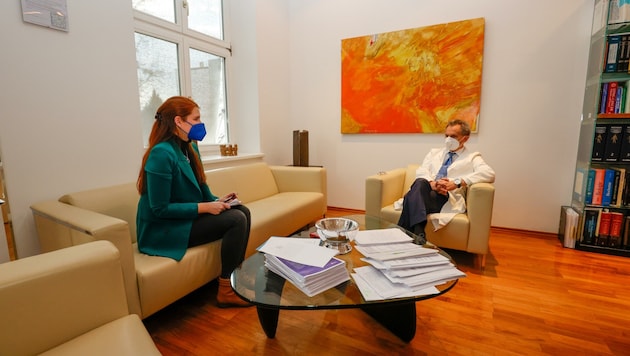 „Krone“-Redakteurin Marie Schulz im Gespräch mit Mediziner Richard Greil. (Bild: Tschepp Markus)