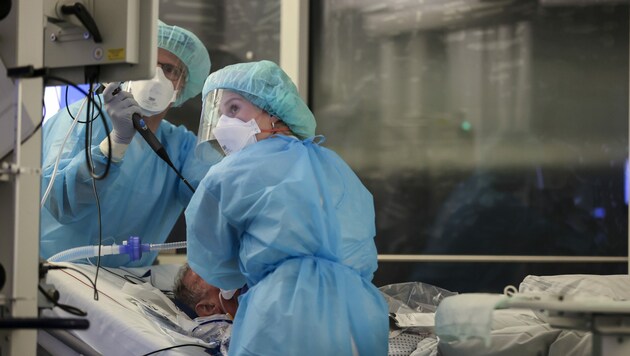 Ein Covid-19-Patient wird auf der Intensivstation der Leipziger Uniklinik in Sachsen behandelt. (Bild: APA/dpa-Zentralbild/Jan Woitas)