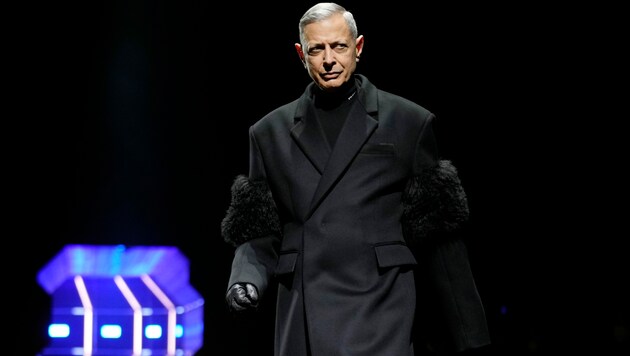 Jeff Goldblum schritt in Mailand als Model für Prada über den Laufsteg. (Bild: AP)