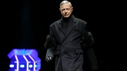 Jeff Goldblum schritt in Mailand als Model für Prada über den Laufsteg. (Bild: AP)