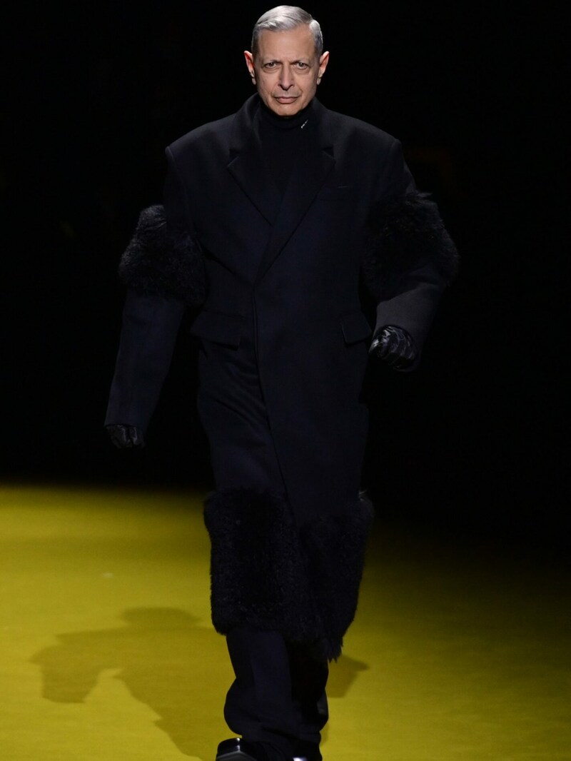 Jeff Goldblum als Model am Laufsteg von Prada (Bild: AFP)