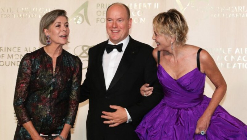 Caroline von Monaco mit ihrem Bruder Fürst Albert und Schauspielerin Sharon Stone bei einem Event in Monte Carlo im September 2021 (Bild: APA/AFP/Photo by Valery HACHE)