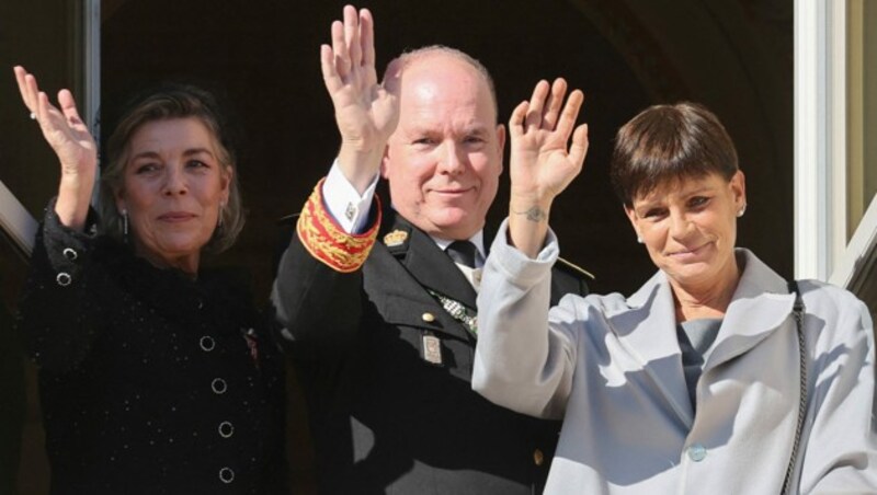 Fürst Albert mit seinen Schwestern Prinzessin Caroline und Prinzessin Stephanie (Bild: APA/AFP/Photo by Valery HACHE)