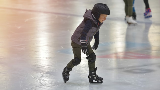 Vor allem Kindern und Anfängern wird beim Eislaufen das Tragen von Helm und Handschuhen empfohlen. (Bild: Daniel CHETRONI/stock.adobe.com)
