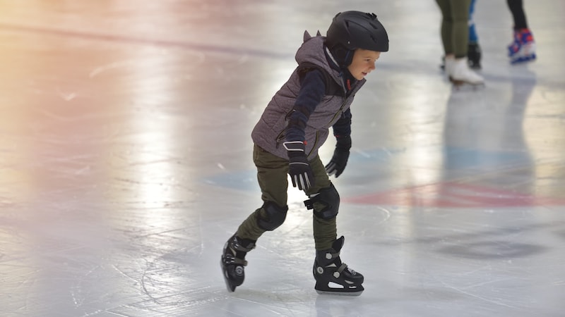 Eislaufen unter Dach gibt es in Ried nicht nur für Kinder nicht mehr. (Bild: Daniel CHETRONI/stock.adobe.com)