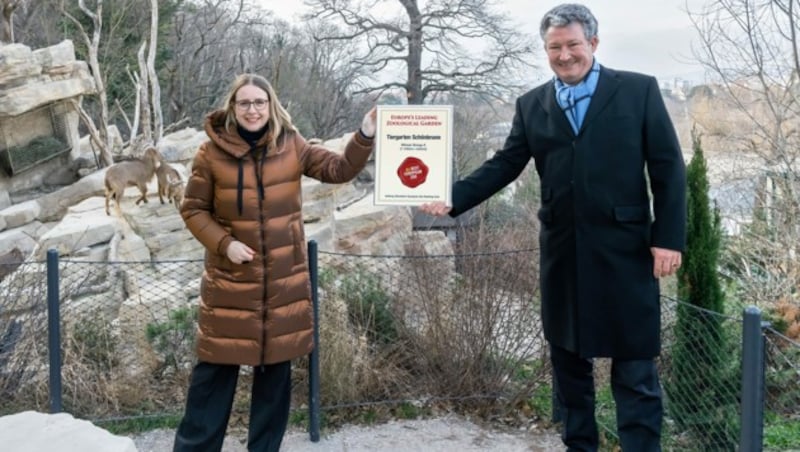 Ministerin Margarete Schramböck mit Tiergartendirektor Stephan Hering-Hagenbeck (Bild: Daniel Zupanc)