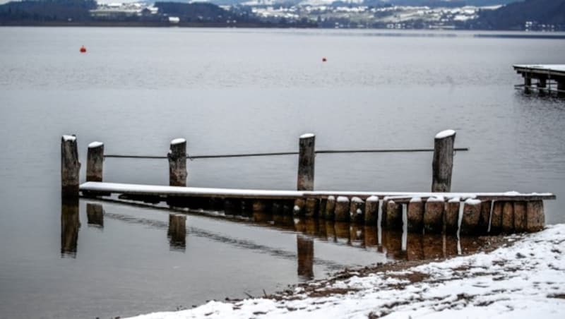 SEEKIRCHEN,AUSTRIA,03.DEZ.20 - LOKAL - Fototermin in Salzburg, Flachgau, Seekirchen, Schnee, Schönbild, Schneefeature, Schneefall, Winter, Kirche, Corona, Virus, Covid-19. Bild zeigt Schnee im Strandbad Wallersee. 
 Foto: ANDREAS TRÖSTER (Bild: ANDREAS TROESTER)