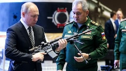 Russlands Präsident Wladimir Putin während eines Besuchs auf einer Messe für Waffen und Militärtechnik im Jahr 2021 (Bild: APA/AFP/SPUTNIK/Mikhail METZEL)