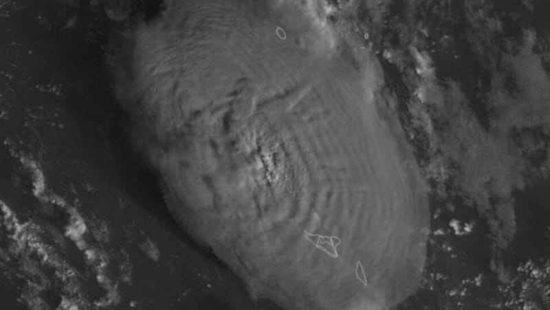 Ein Satellitenbild zeigt die Eruption, die zu dem Tsunami führte. (Bild: AFP)