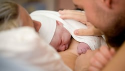 Intensiver Hautkontakt mit dem Neugeborenen hat viele positive Auswirkungen. (Bild: ©Kati Finell - stock.adobe.com)