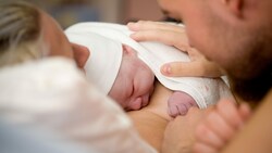 Intensiver Hautkontakt mit dem Neugeborenen hat viele positive Auswirkungen. (Bild: ©Kati Finell - stock.adobe.com)