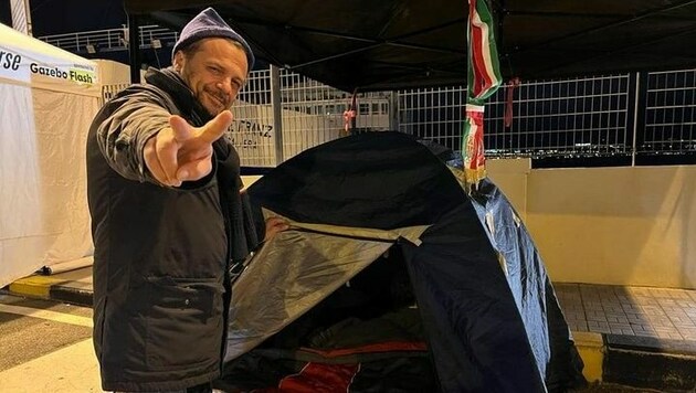 Messinas Bürgermeister Cateno De Luca zeltet aus Protest gegen die 2G-Regel auf Fähren - nun ist er auch in einen Hungerstreik getreten. (Bild: facebook.com/catenodeluca)