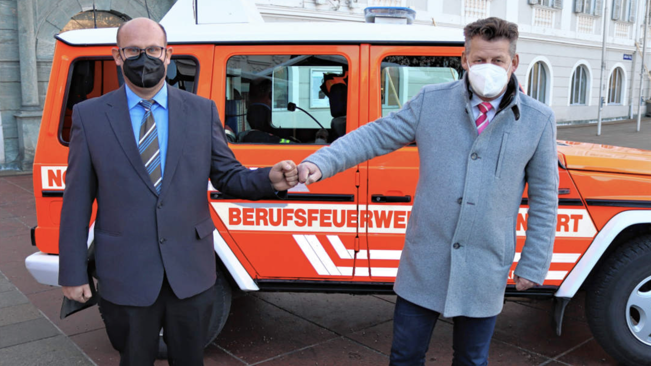 Klagenfurts neuer Feuerwehr-Chef Herbert Schifferl mit Bürgermeister Christian Scheider. (Bild: Stadtkommunikation)