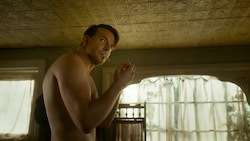 Für eine Szene im Film „Nightmare Alley“ stand Bradley Cooper sechs Stunden lang nackt vor der Kamera. (Bild: 20th Century Studios)