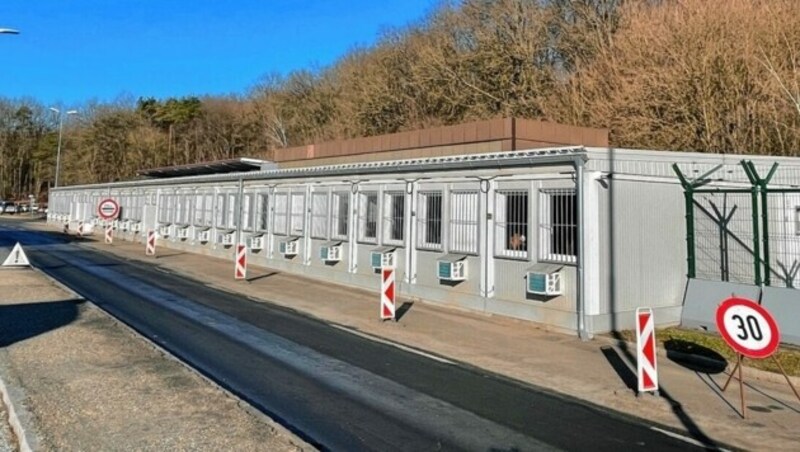 Alle 24 Flüchtlinge von beiden Schlepperfahrten wurden in die Polizeidienststelle an der Grenze in Heiligenkreuz gebracht. (Bild: Christian Schulter)