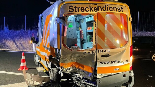 In diesem Fahrzeug saß der 60-Jährige Asfinag-Arbeiter sonntags auf der S 6 bei Langenwang und schrieb den Unfallbericht, bis es plötzlich krachte. (Bild: Bernhard Schöggl)
