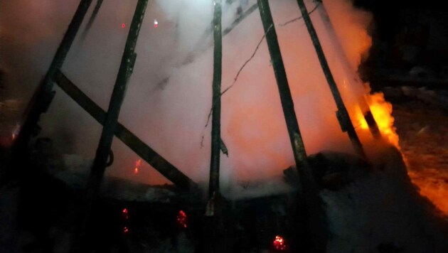 Der Funkenflug aus einer Feuerschale setzte das Tipi in Brand. (Bild: FF Kühnsdorf)