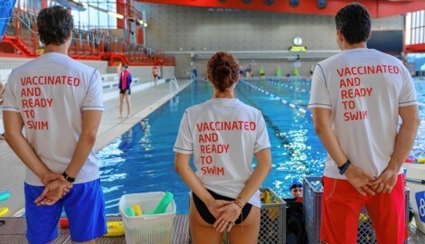 Die Schwimmschule Steiner wirbt mit geimpftem Personal. (Bild: zVg)