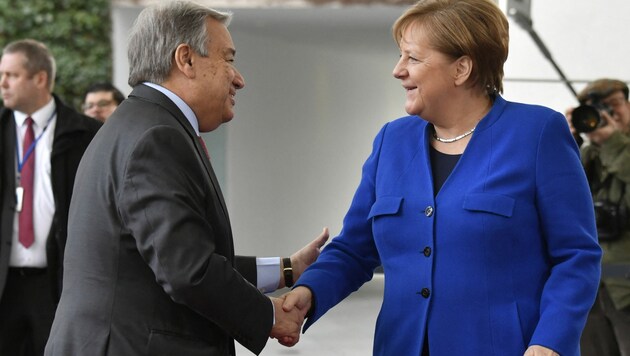 Angela Merkel und Antonio Guterres beim Handshake in Vor-Corona-Zeiten. Arbeitet die Ex-Kanzlerin bald für die UNO? (Bild: AFP)