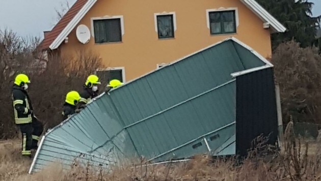 In Rannersdorf wehte der Sturm noch zusätzlich den Anhänger eines Klein-Lkw von der Straße. In Mödling (li.) musste das Dach ohne den bereits eingestürzten Schornstein ordentlich gestützt werden. (Bild: FF Bad Deutsch-Altenburg)