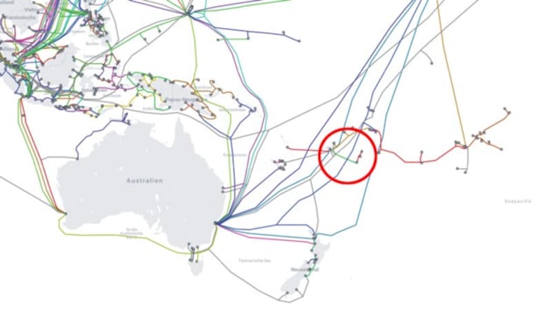 Der Anbieter Telegeography bietet unter submarinecablemap.com eine Karte aller Seekabel weltweit an. Das grüne Kabel innerhalb der Markierung (zum Vergrößern klicken) ist jenes, das beim Vulkanausbruch beschädigt wurde und Tonga mit Fidschi verbindet. Die Reparatur dürfte Wochen dauern. (Bild: Screenshot, submarinecablemap.com)