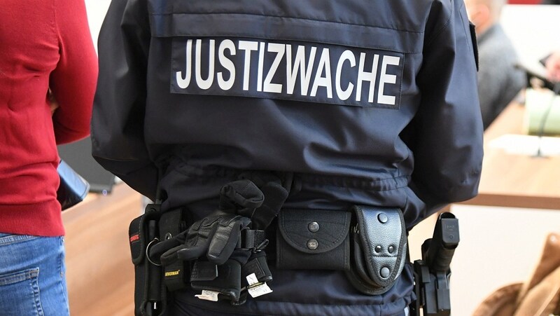 Einem Justizwachebeamten soll ein folgenschwerer Fehler passiert sein, der dem 19-jährigen Terrorverdächtigen die Flucht ermöglichte. (Bild: P. Huber)