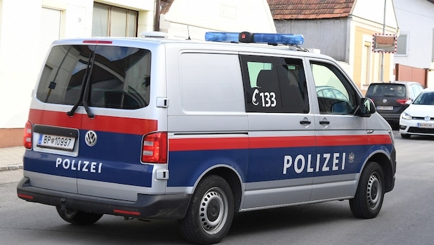 The suspect allegedly headbutted a police officer after leaving the detention vehicle (symbolic image). (Bild: P. Huber)