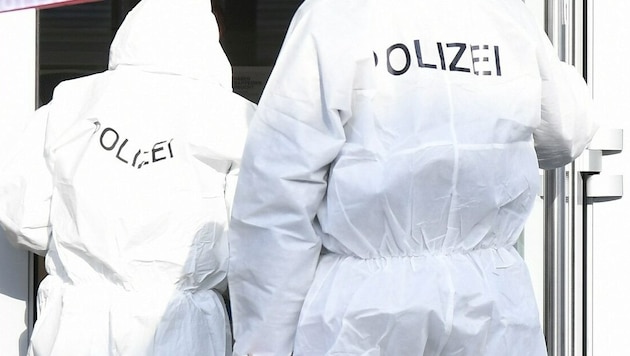 Adli tıp, Linz'de ölü çiftin bulunduğu evi inceledi. (Bild: P. Huber)