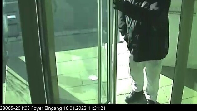 Die Überwachungskamera nahm den Räuber beim Betreten der Bank auf. (Bild: LPD Burgenland)