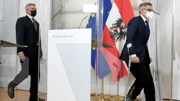 Bundeskanzler Nehammer und Finanzminister Brunner auf Krücken (Bild: APA/Roland Schlager)