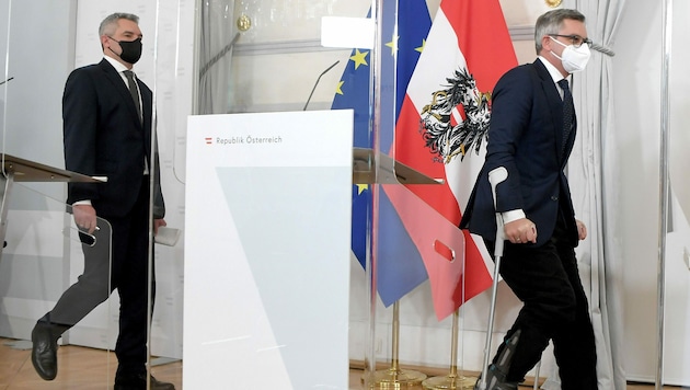 Bundeskanzler Nehammer und Finanzminister Brunner auf Krücken (Bild: APA/Roland Schlager)