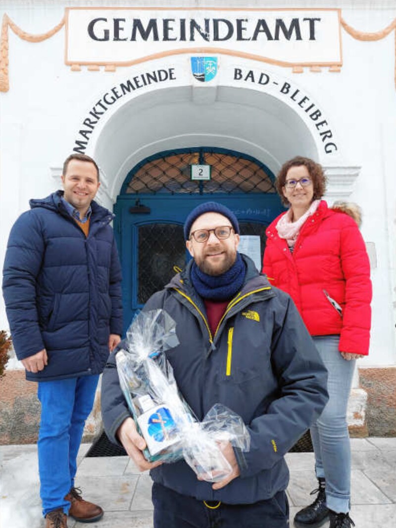 Spender Dominik Keuschnig (Bildmitte) mit Bürgermeister Christian Hecher und Karin Fischer. (Bild: Marktgemeinde Bad Bleiberg)