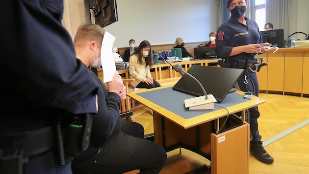 Die beiden Angeklagten im Prozess um den Tod ihres Babys (Bild: Bartel Gerhard, Krone KREATIV)