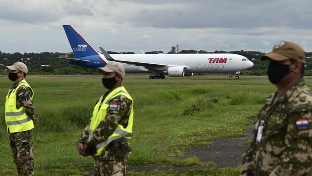 Soldaten am Flughafen in Luque (Paraguay) (Bild: AFP)