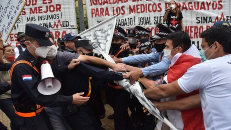 Proteste gegen Corona-Maßnahmen in Paraguay (Bild: AFP)