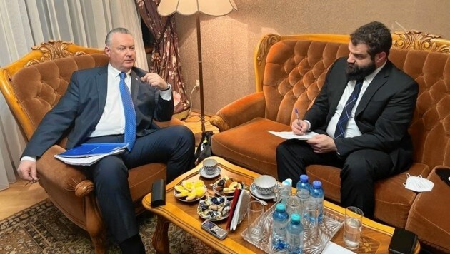 Russlands OSZE-Botschafter Alexander Lukaschewitsch (l.) beim Interview mit „Krone“-Redakteur Clemens Zavarsky (Bild: Russische Botschaft)