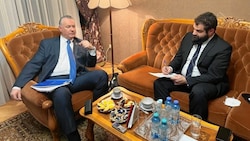 Russlands OSZE-Botschafter Alexander Lukaschewitsch (l.) beim Interview mit „Krone“-Redakteur Clemens Zavarsky (Bild: Russische Botschaft)
