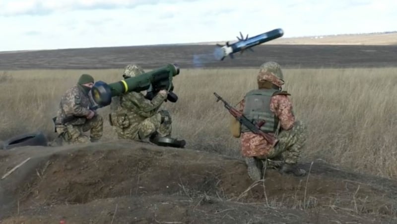 Soldaten der ukrainischen Armee bereiten sich auf Ernstfall vor. (Bild: AP)