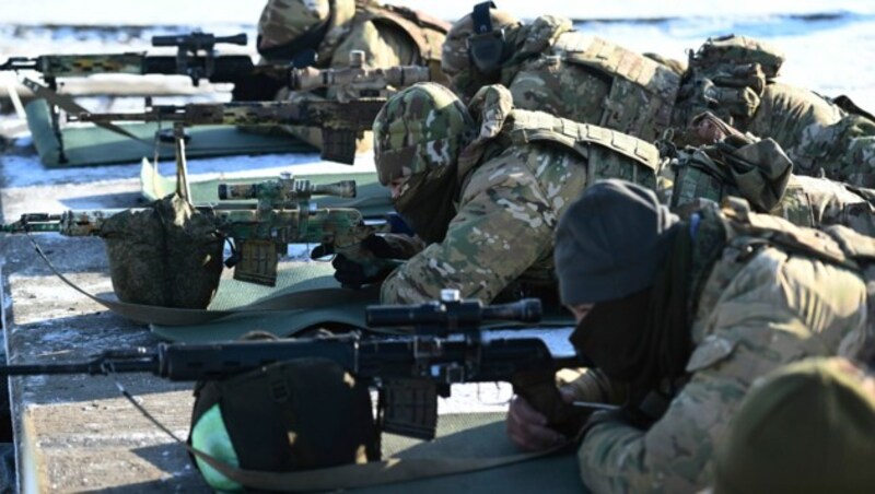 Russische Soldaten bei einer Militärübung in Kadamowskii, nahe der Grenze zur Ukraine (Bild: AP)