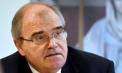 Eine zentrale Figur in den neu aufgetauchten Nachrichten ist der ehemalige Justizminister ...