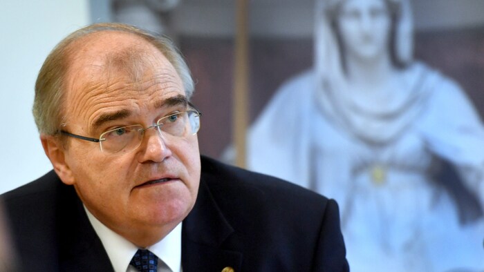 Eine zentrale Figur in den neu aufgetauchten Nachrichten ist der ehemalige Justizminister ...