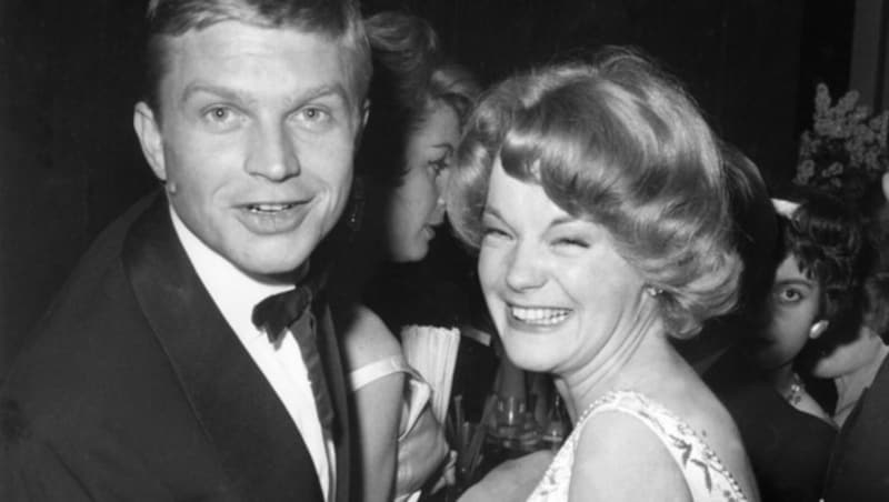 Romy Schneider und Hardy Krüger im Februar 1959 beim Filmball im Berliner Hilton-Hotel (Bild: APA/dpa/Günter Bratke)