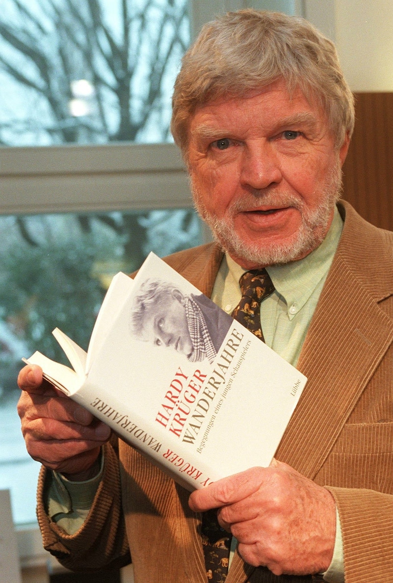 Hardy Krüger 1998 bei der Präsentation seines Buches „Wanderjahre - Begegnungen eines jungen Schauspielers“ in Wien (Bild: APA/Ulrich Schnarr)