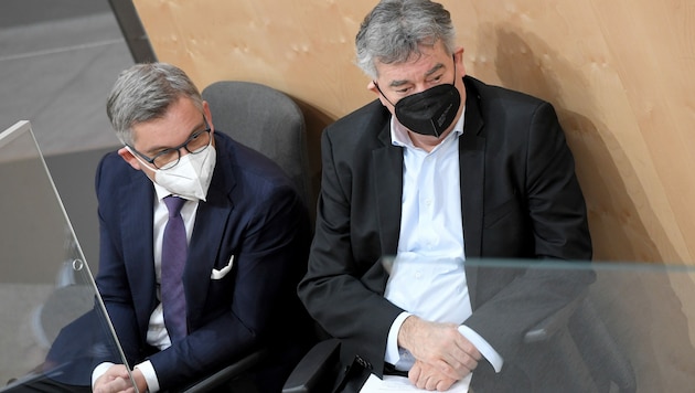 Finanzminister Magnus Brunner (ÖVP) und Vizekanzler Werner Kogler (Grüne) während der Nationalratssitzung (Bild: APA/ROLAND SCHLAGER)